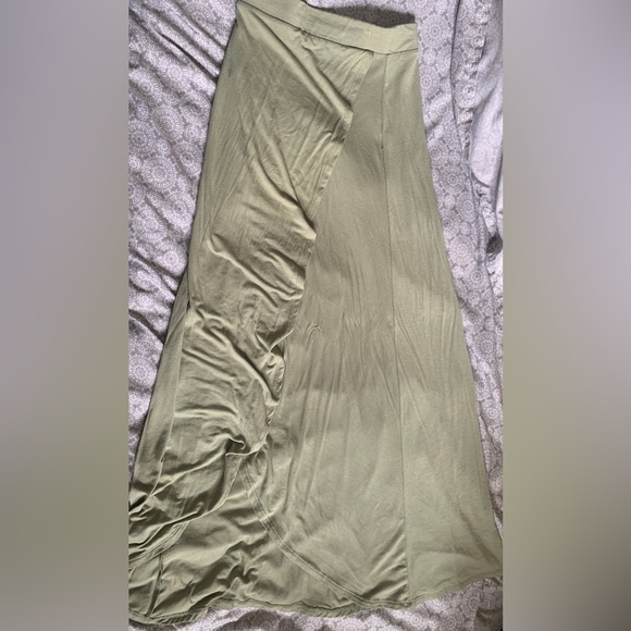 Charlotte Russe Maxi Skirt with front slit - Picture 1 of 3